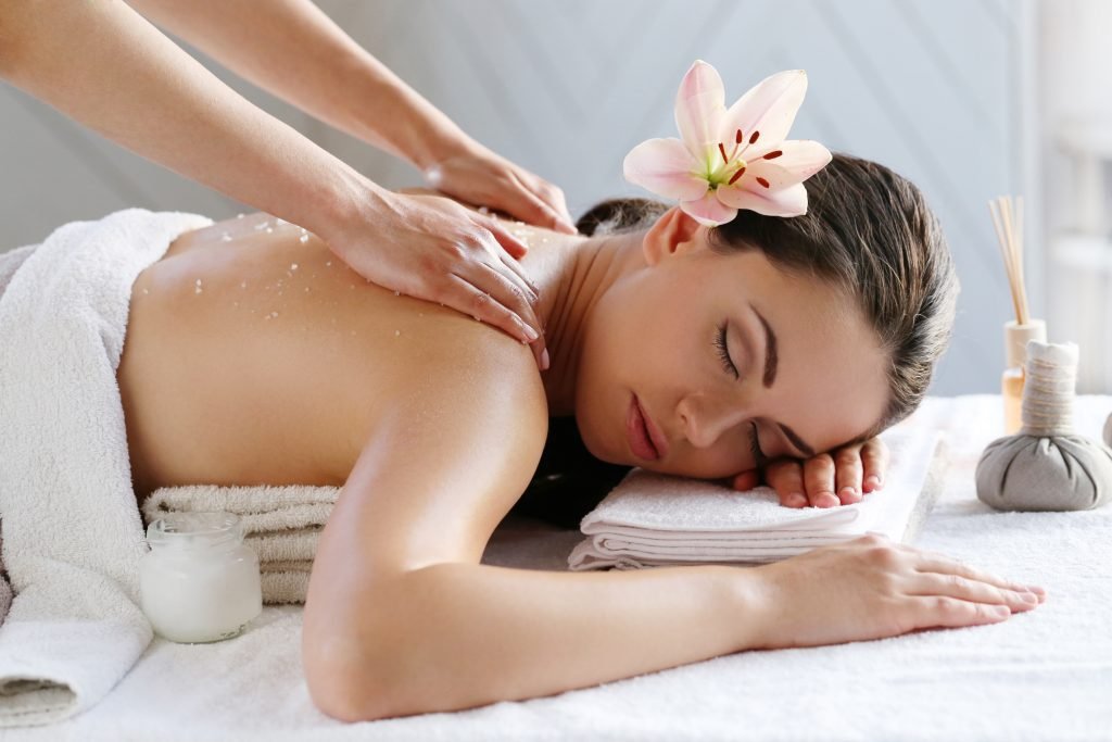 Therapist applying a body polish treatment to a woman's back at The Bali Spa, a spa in Hyderabad